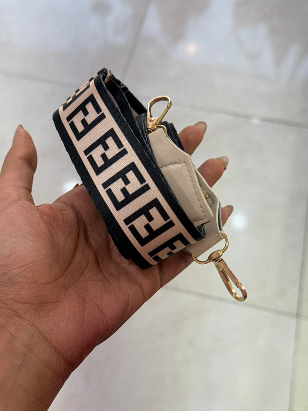 کیف دوشی زنانه چرمی کرم با بند طرح برند Fendi _ کد ۳۶۷