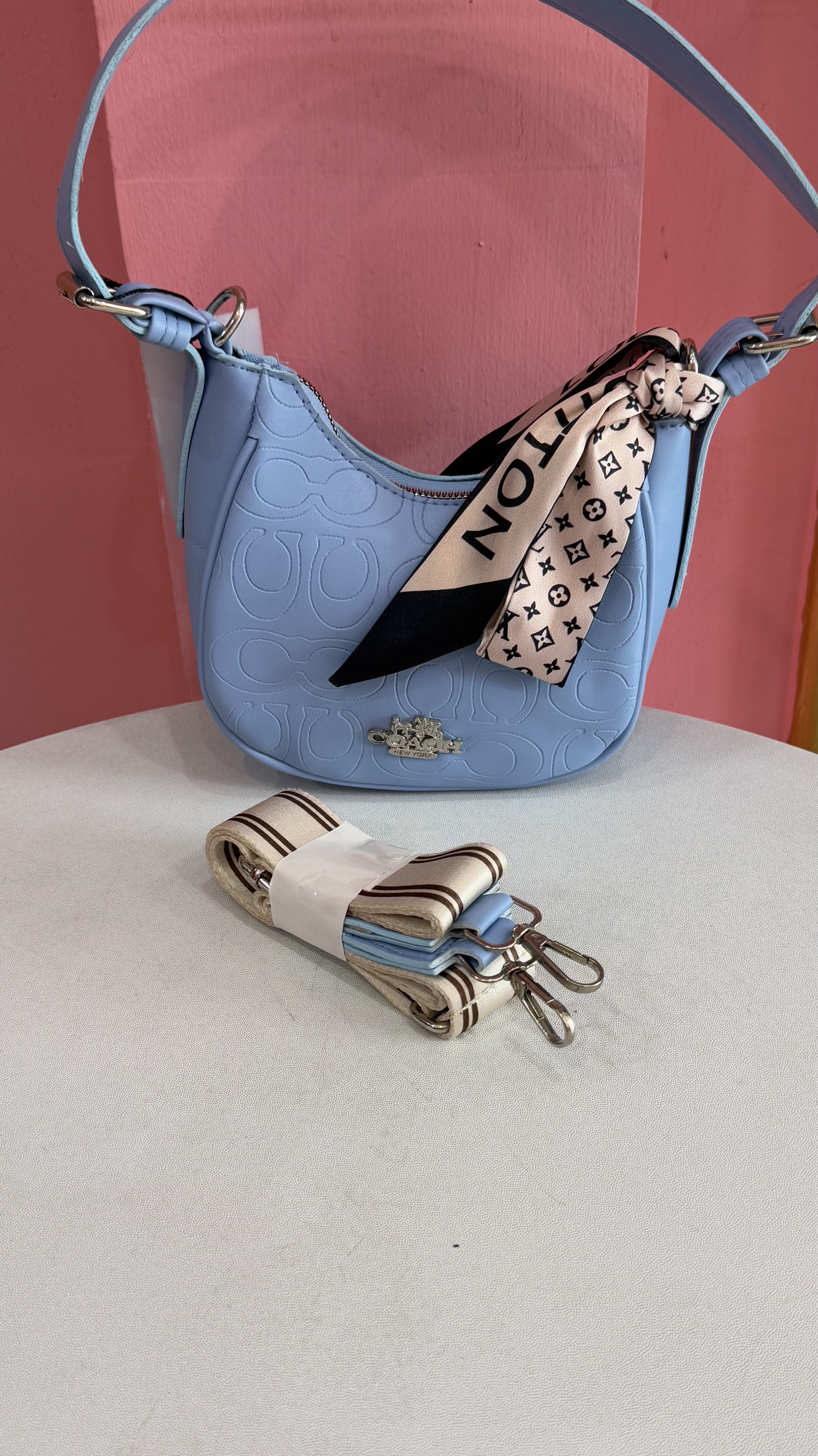کیف زنانه لاکچری – مدل Coach با شال LV (کد ۴۹۸)