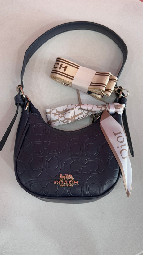 کیف زنانه لاکچری – مدل Coach با شال LV (کد ۴۹۸)
