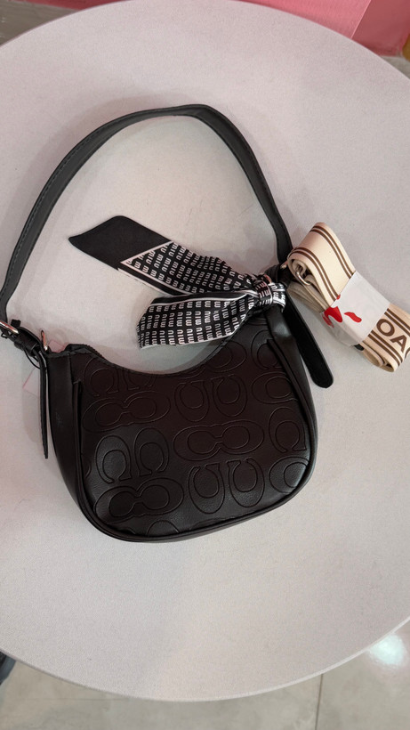 کیف زنانه لاکچری – مدل Coach با شال LV (کد ۴۹۸)