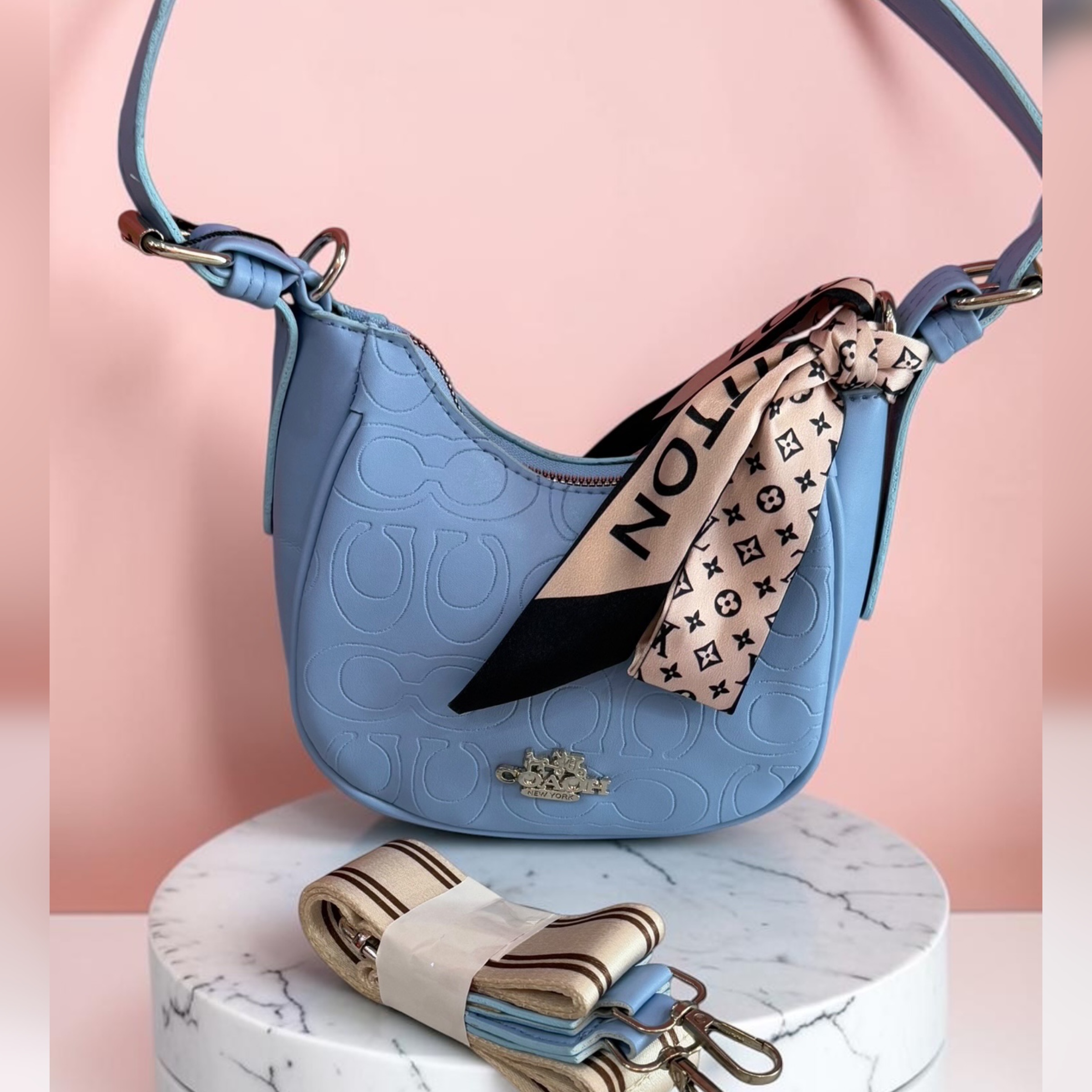 کیف زنانه لاکچری – مدل Coach با شال LV (کد ۴۹۸)