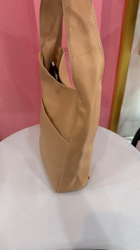 کیف دوشی زنانه چرمی مشکی ساده و مینیمال کد ۵۰۲