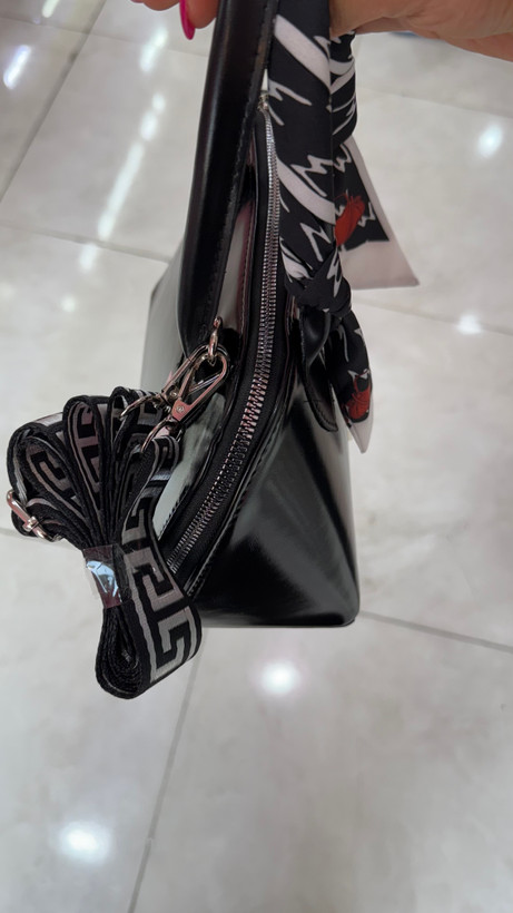 کیف دستی زنانه چرمی براق برند Givenchy با روبان مشکی و سفید کد ۵۱۶
