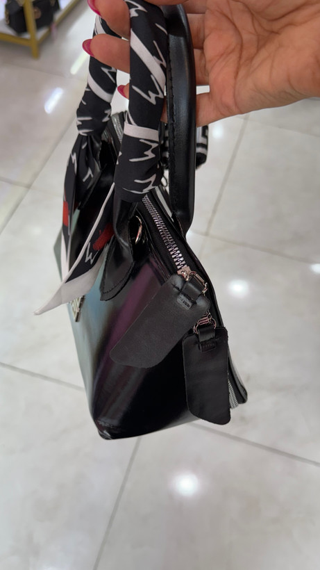کیف دستی زنانه چرمی براق برند Givenchy با روبان مشکی و سفید کد ۵۱۶