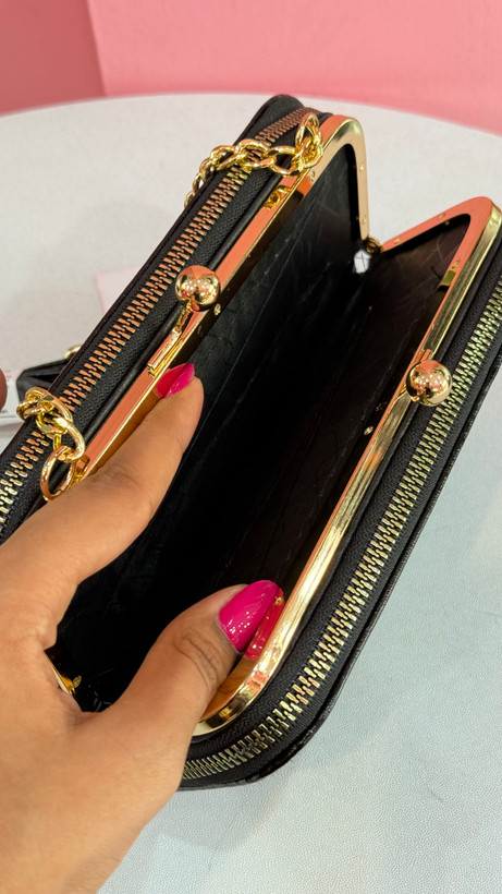 کیف زنانه چرمی مشکی برند Chanel با زیپ طلایی کد ۵۱۵