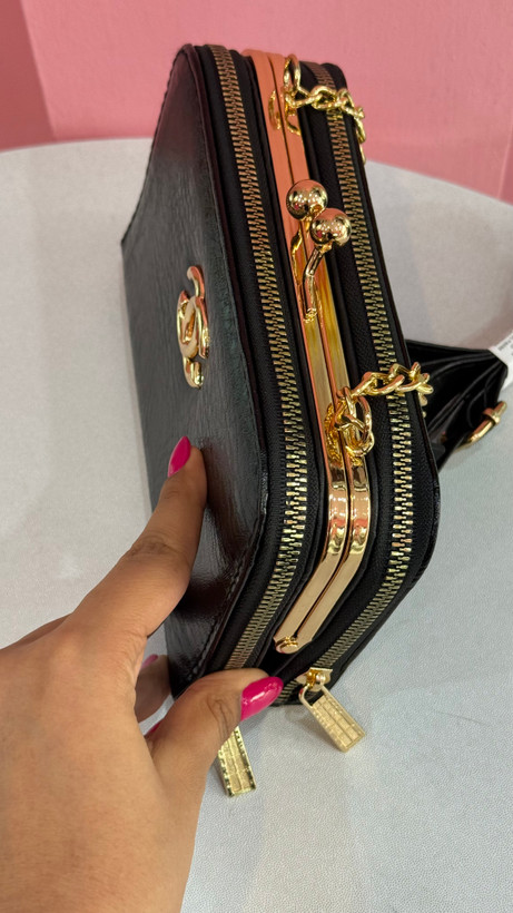 کیف زنانه چرمی مشکی برند Chanel با زیپ طلایی کد ۵۱۵