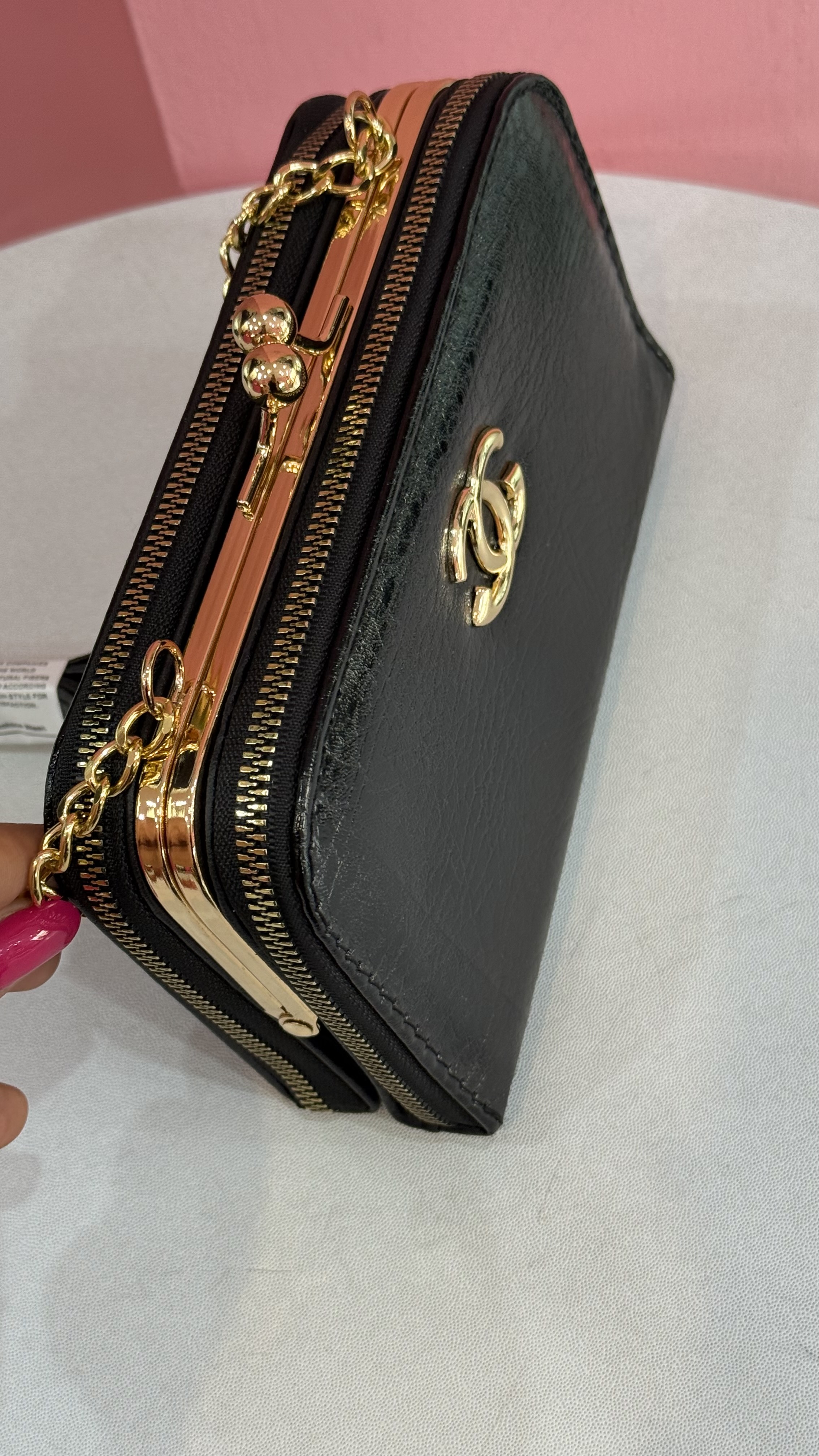 کیف زنانه چرمی مشکی برند Chanel با زیپ طلایی کد ۵۱۵