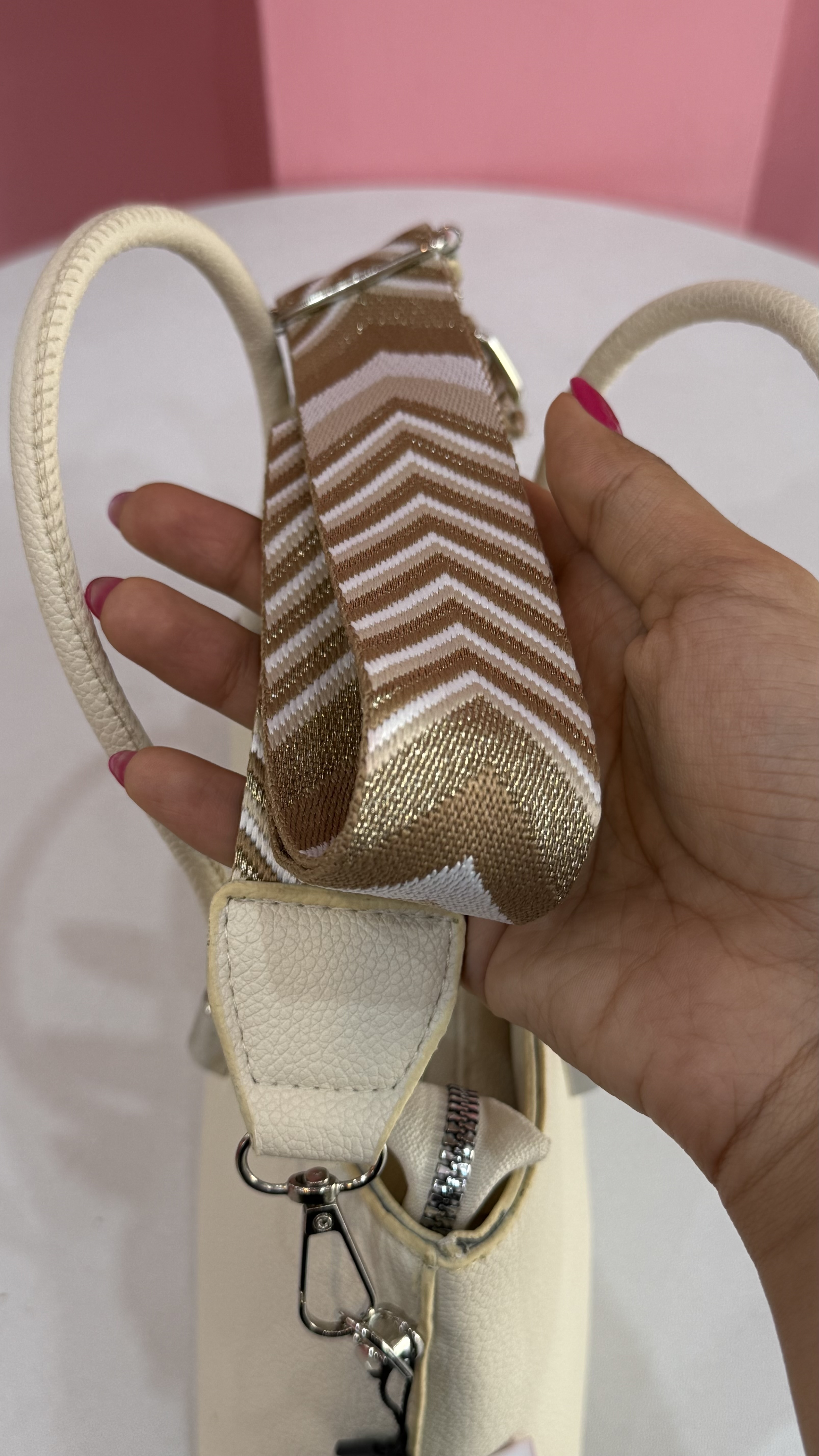 کیف دستی زنانه چرمی کرم رنگ با طراحی کلاسیک کد ۵۲۱