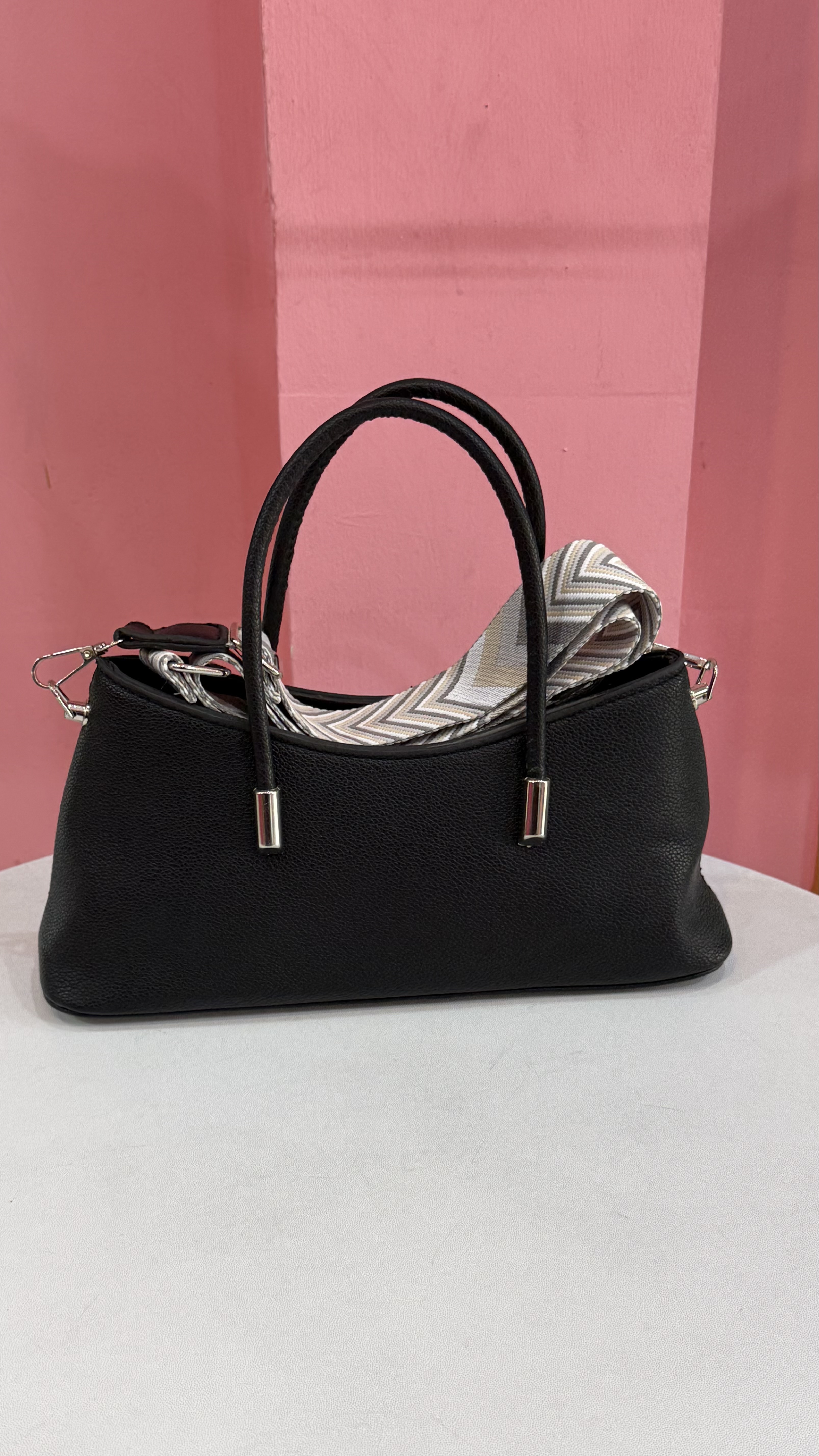 کیف دستی زنانه چرمی کرم رنگ با طراحی کلاسیک کد ۵۲۱