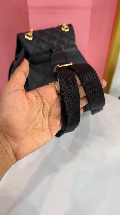کولهپشتی چرمی مشکی برند Chanel با زنجیر طلایی و طراحی لوکس کد ۵۴۷
