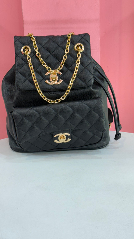 کولهپشتی چرمی مشکی برند Chanel با زنجیر طلایی و طراحی لوکس کد ۵۴۷