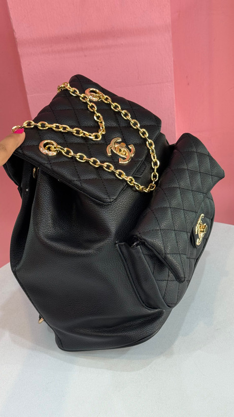 کولهپشتی چرمی مشکی برند Chanel با زنجیر طلایی و طراحی لوکس کد ۵۴۷