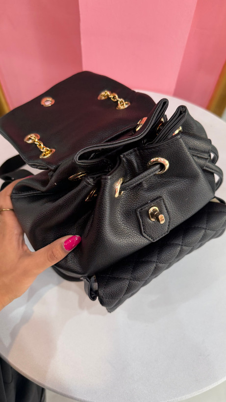 کولهپشتی چرمی مشکی برند Chanel با زنجیر طلایی و طراحی لوکس کد ۵۴۷