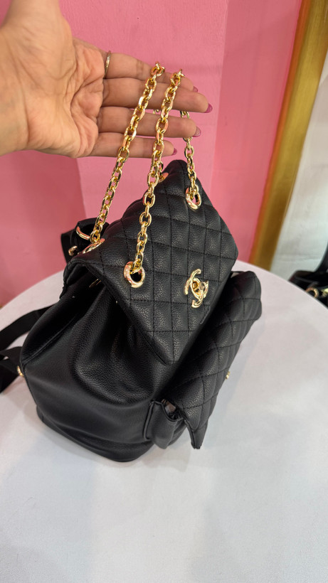 کولهپشتی چرمی مشکی برند Chanel با زنجیر طلایی و طراحی لوکس کد ۵۴۷