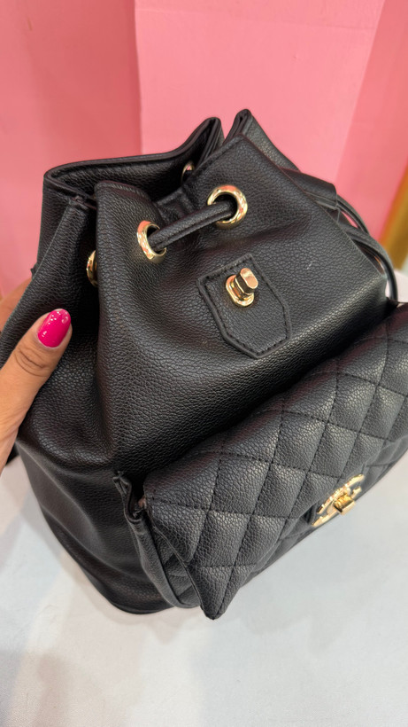 کولهپشتی چرمی مشکی برند Chanel با زنجیر طلایی و طراحی لوکس کد ۵۴۷