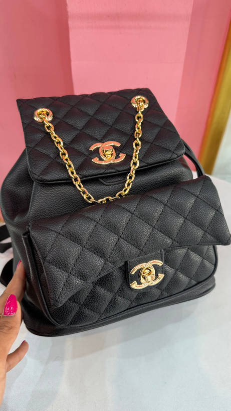 کولهپشتی چرمی مشکی برند Chanel با زنجیر طلایی و طراحی لوکس کد ۵۴۷