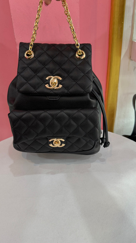 کولهپشتی چرمی مشکی برند Chanel با زنجیر طلایی و طراحی لوکس کد ۵۴۷