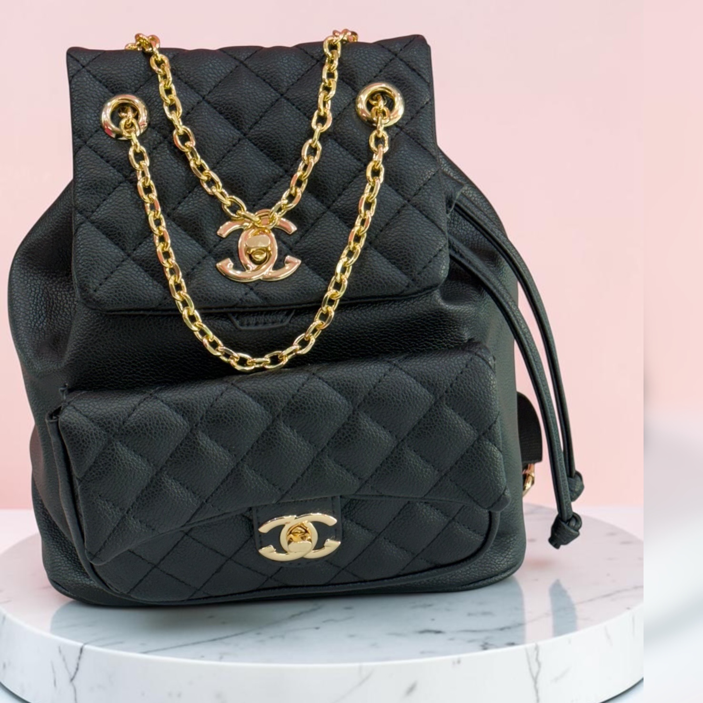کوله‌پشتی چرمی مشکی برند Chanel با زنجیر طلایی و طراحی لوکس کد ۵۴۷