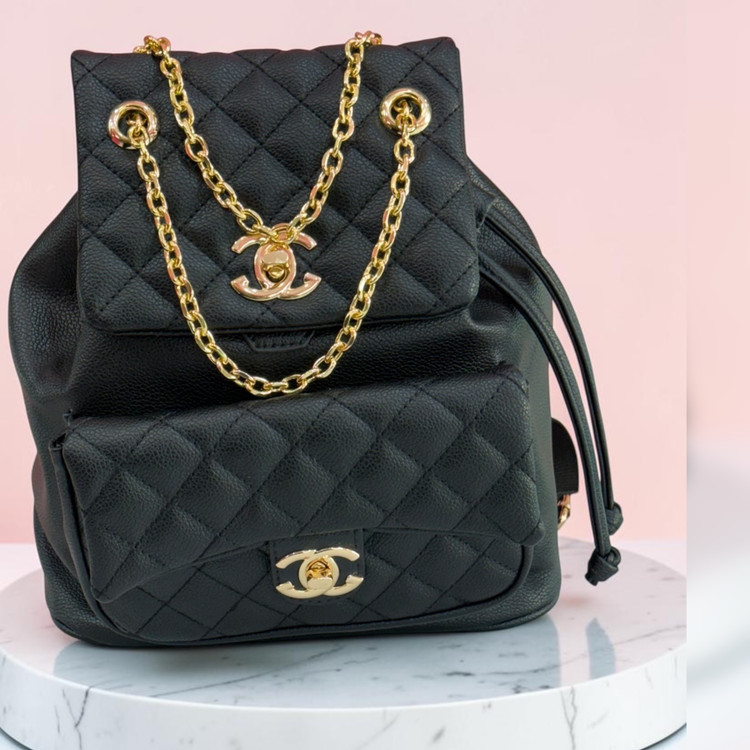 کولهپشتی چرمی مشکی برند Chanel با زنجیر طلایی و طراحی لوکس کد ۵۴۷
