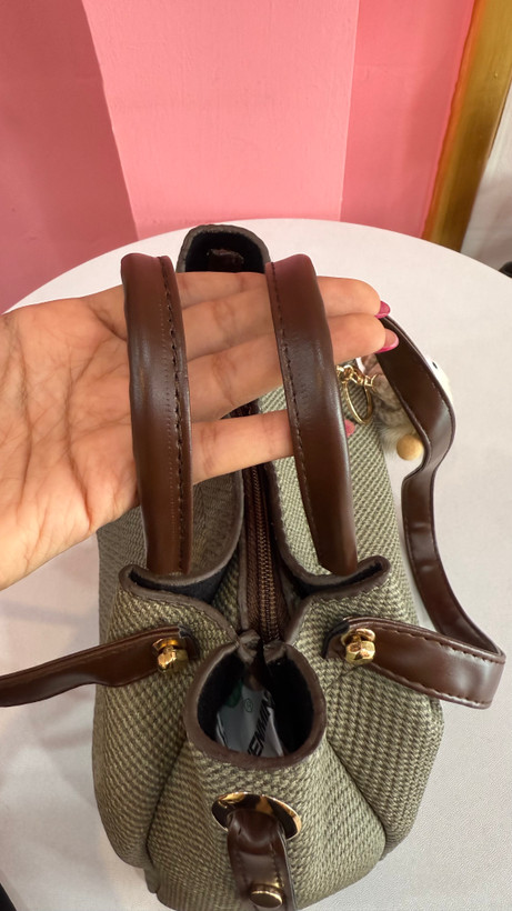 کیف دستی زنانه چرمی مشکی با دسته فلزی طلایی و طراحی مدرن کد ۵۷۷