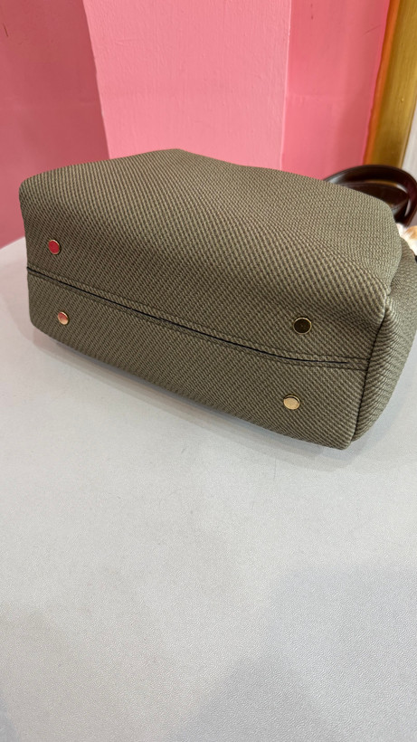کیف دستی زنانه چرمی مشکی با دسته فلزی طلایی و طراحی مدرن کد ۵۷۷