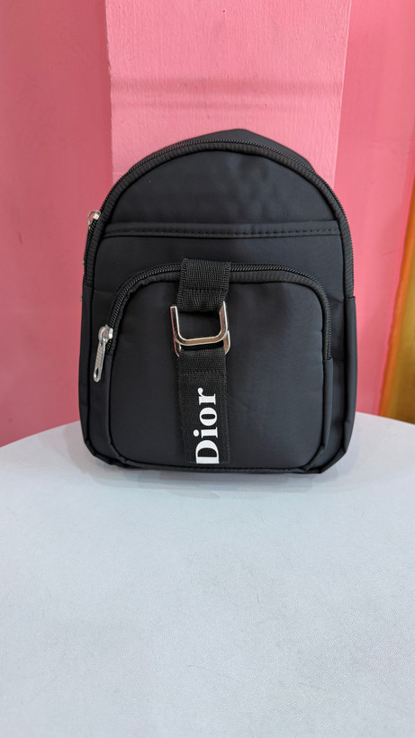کولهپشتی زنانه برند Dior رنگ مشکی با طراحی چندجیب کاربردی کد ۵۶۵