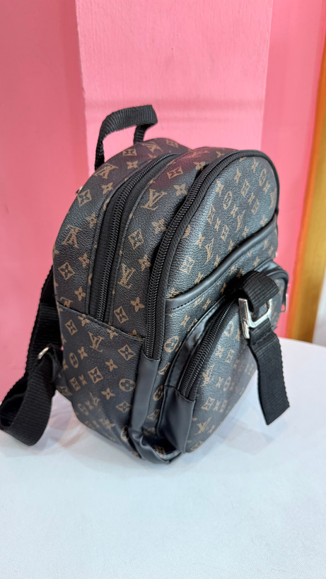 کولهپشتی زنانه طرح برند Louis Vuitton رنگ قهوهای با طراحی چندجیب کد ۵۷۶