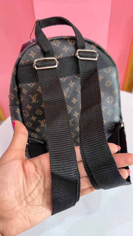 کولهپشتی زنانه طرح برند Louis Vuitton رنگ قهوهای با طراحی چندجیب کد ۵۷۶
