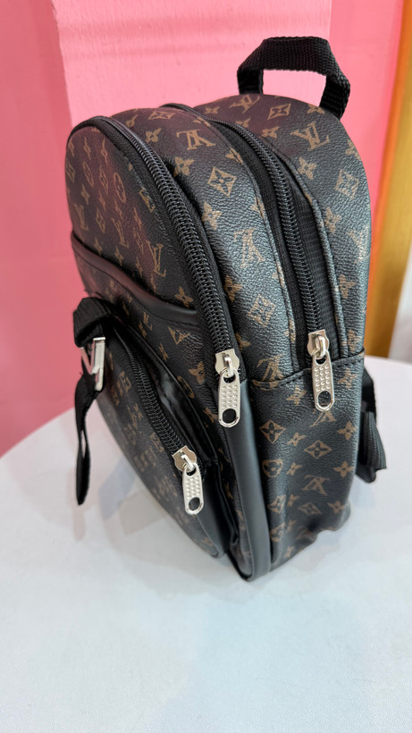 کولهپشتی زنانه طرح برند Louis Vuitton رنگ قهوهای با طراحی چندجیب کد ۵۷۶