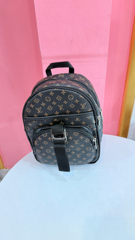 کولهپشتی زنانه طرح برند Louis Vuitton رنگ قهوهای با طراحی چندجیب کد ۵۷۶