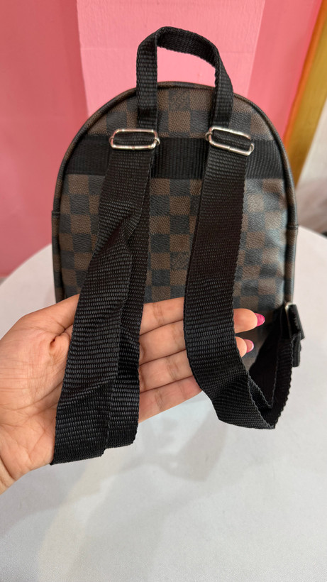 کولهپشتی زنانه طرح برند Louis Vuitton رنگ قهوهای با طراحی چندجیب کد ۵۷۶
