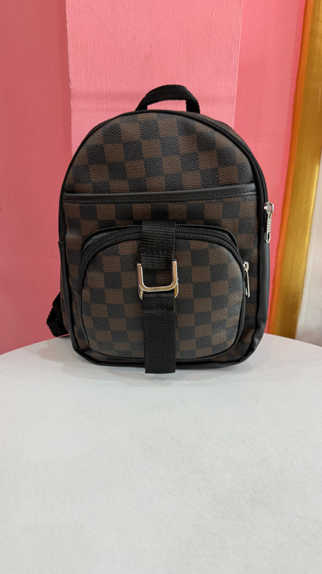 کولهپشتی زنانه طرح برند Louis Vuitton رنگ قهوهای با طراحی چندجیب کد ۵۷۶