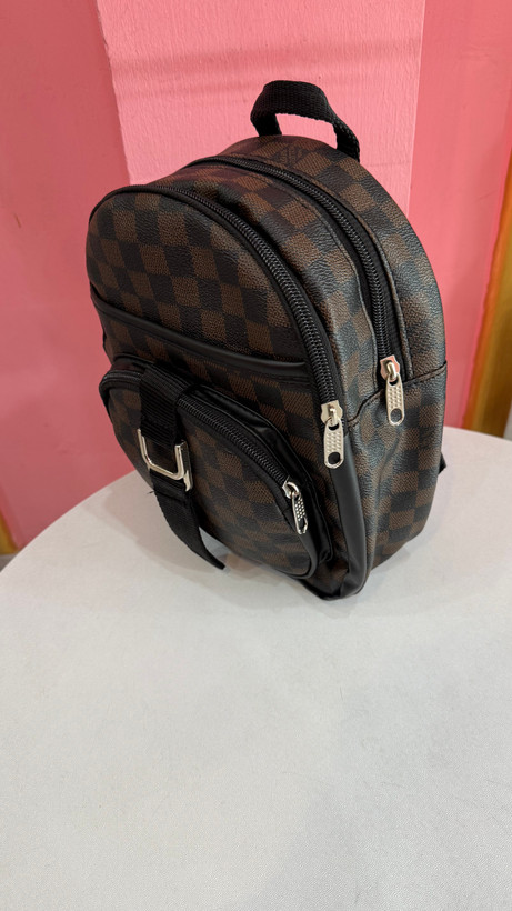 کولهپشتی زنانه طرح برند Louis Vuitton رنگ قهوهای با طراحی چندجیب کد ۵۷۶