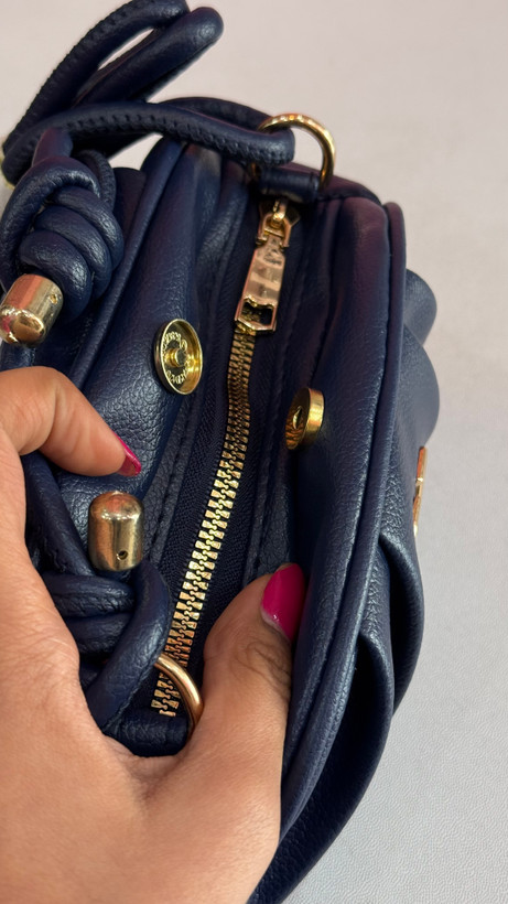 کیف دستی زنانه چرمی برند Valentino رنگ سرمهای با طراحی چیندار لوکس کد ۵۹۸