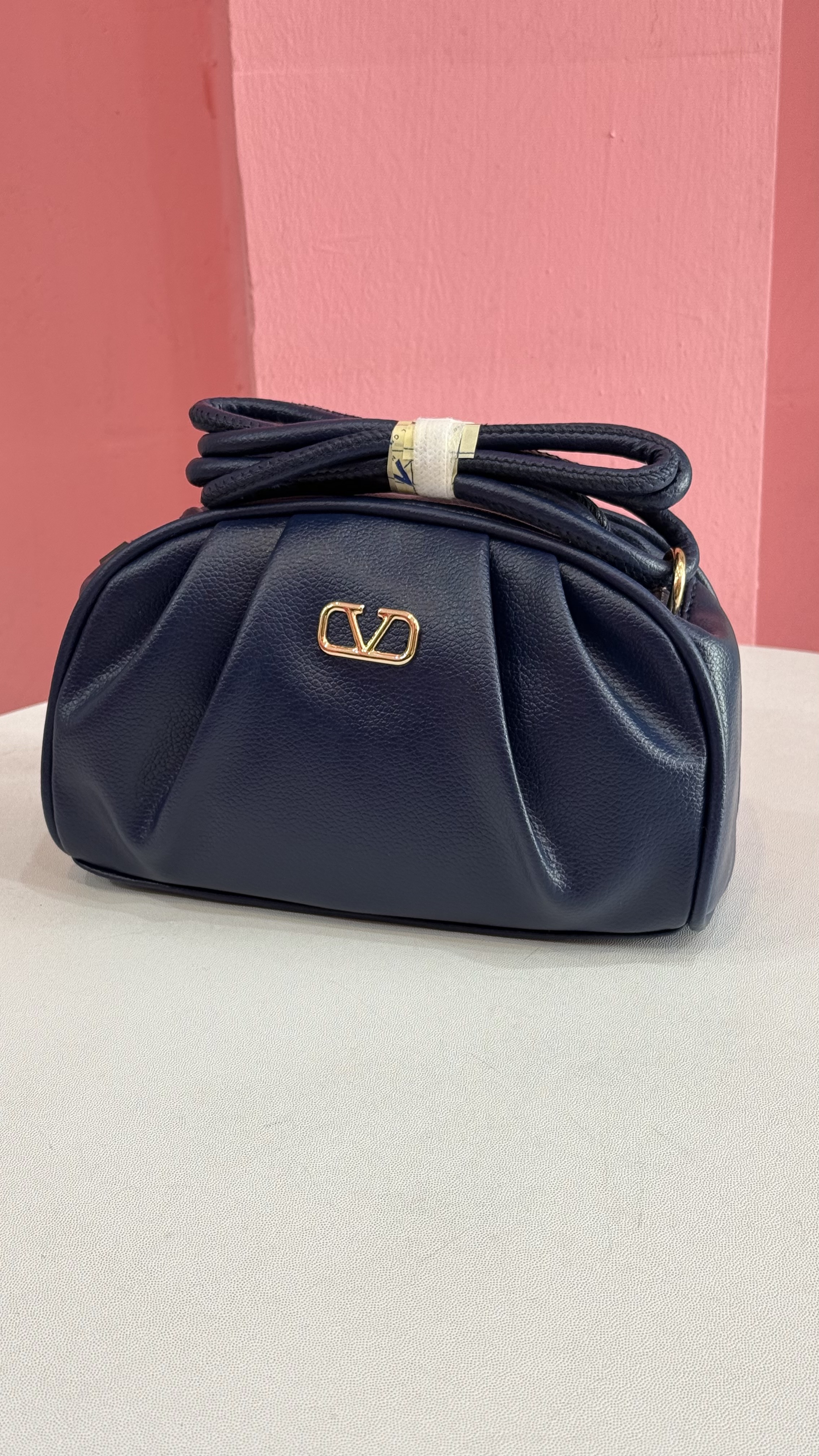 کیف دستی زنانه چرمی برند Valentino رنگ سرمه‌ای با طراحی چین‌دار لوکس کد ۵۹۸
