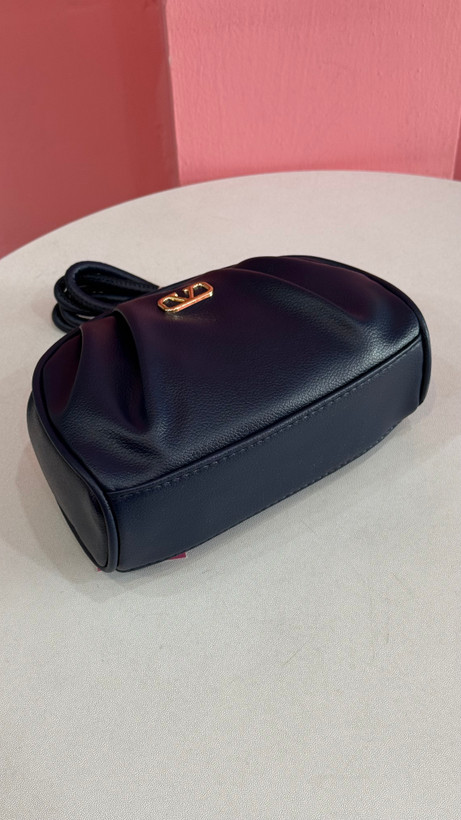 کیف دستی زنانه چرمی برند Valentino رنگ سرمهای با طراحی چیندار لوکس کد ۵۹۸