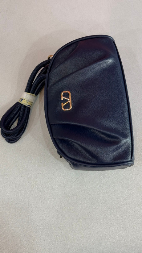 کیف دستی زنانه چرمی برند Valentino رنگ سرمهای با طراحی چیندار لوکس کد ۵۹۸