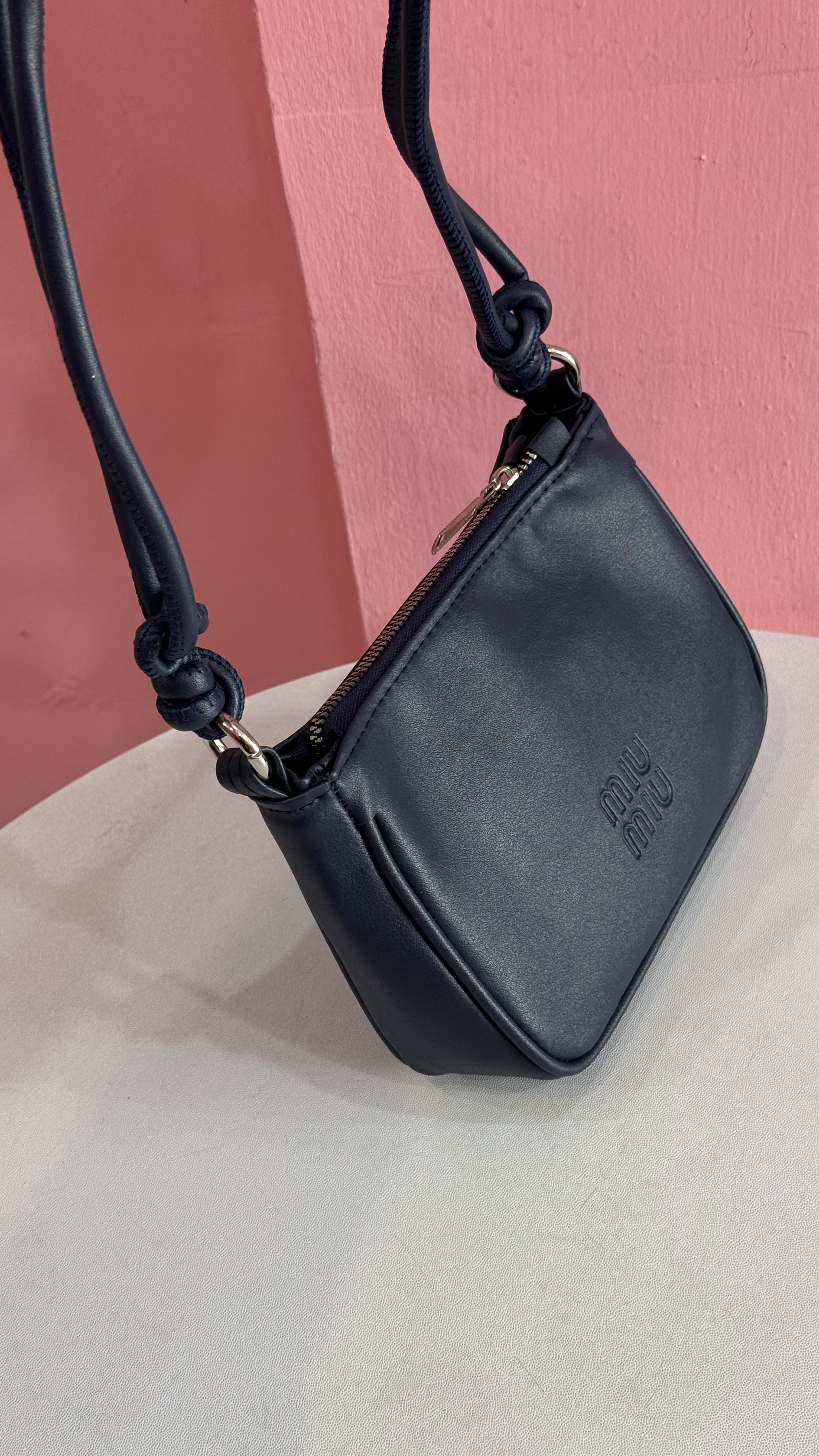 کیف دستی زنانه چرمی برند Miu Miu رنگ سرمهای با طراحی خاص کد ۵۷۵