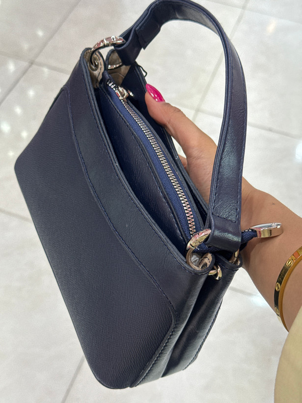 کیف دستی زنانه چرمی مشکی با طراحی کلاسیک و بند کوتاه کد ۵۸۸