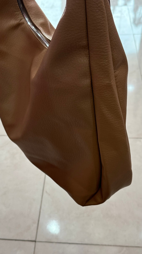 کیف زنانه دوشی چرمی – مدل مشکی ساده با پُوچ جانبی (کد ۵۵۴)