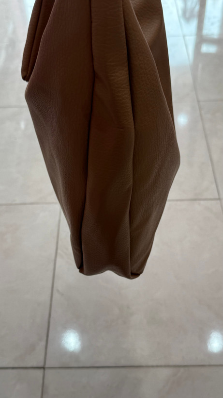 کیف زنانه دوشی چرمی – مدل مشکی ساده با پُوچ جانبی (کد ۵۵۴)