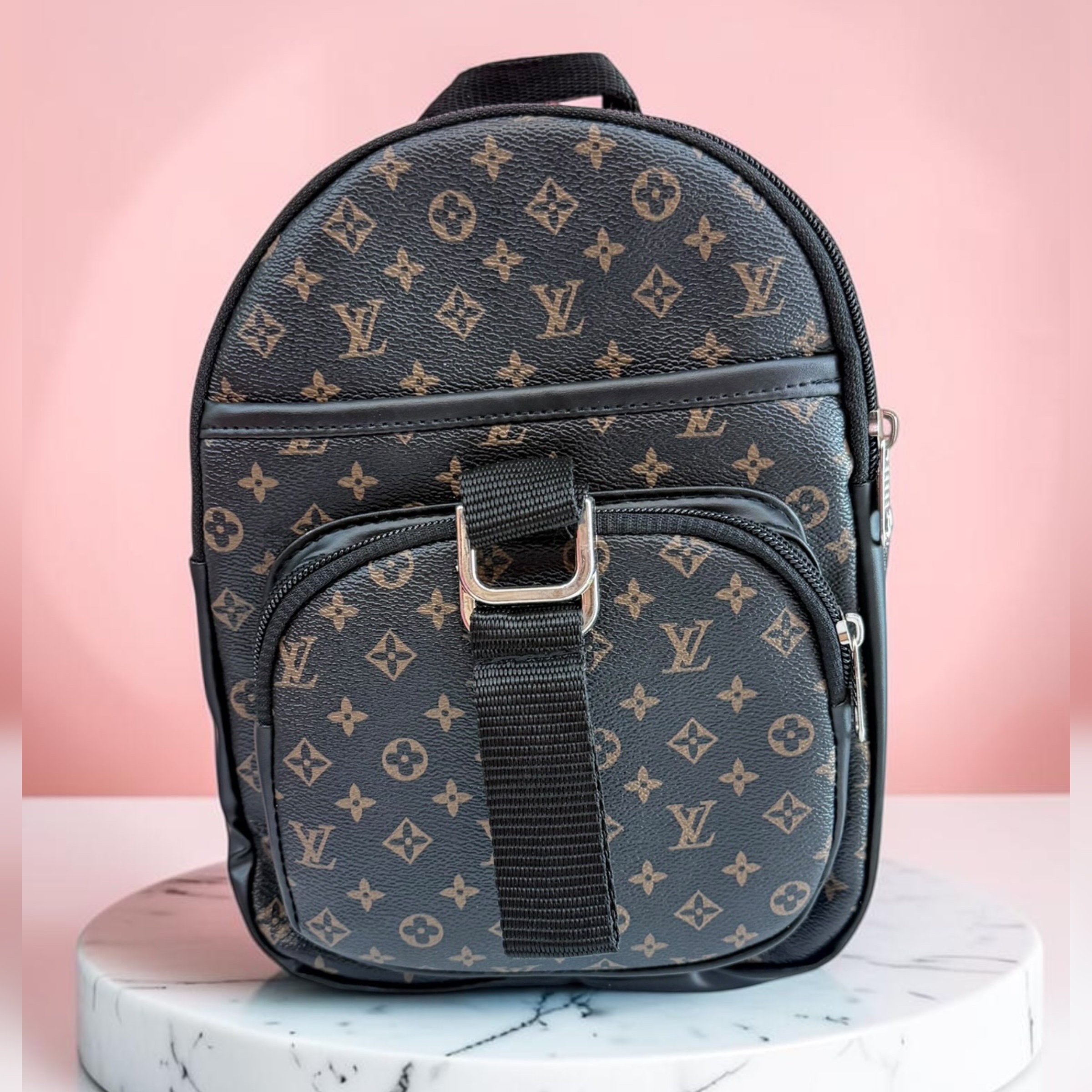 کوله‌پشتی زنانه طرح برند Louis Vuitton رنگ قهوه‌ای با طراحی چندجیب کد ۵۷۶