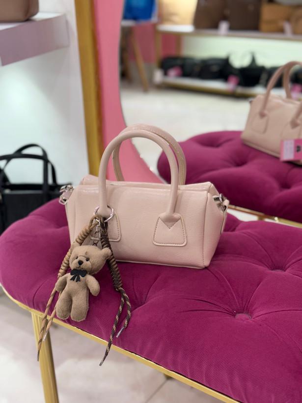 کیف زنانه چرمی – مدل کوچک مشکی با آویز خرس (کد ۶۱۲)