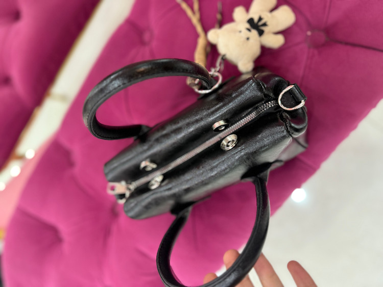 کیف زنانه چرمی – مدل کوچک مشکی با آویز خرس (کد ۶۱۲)