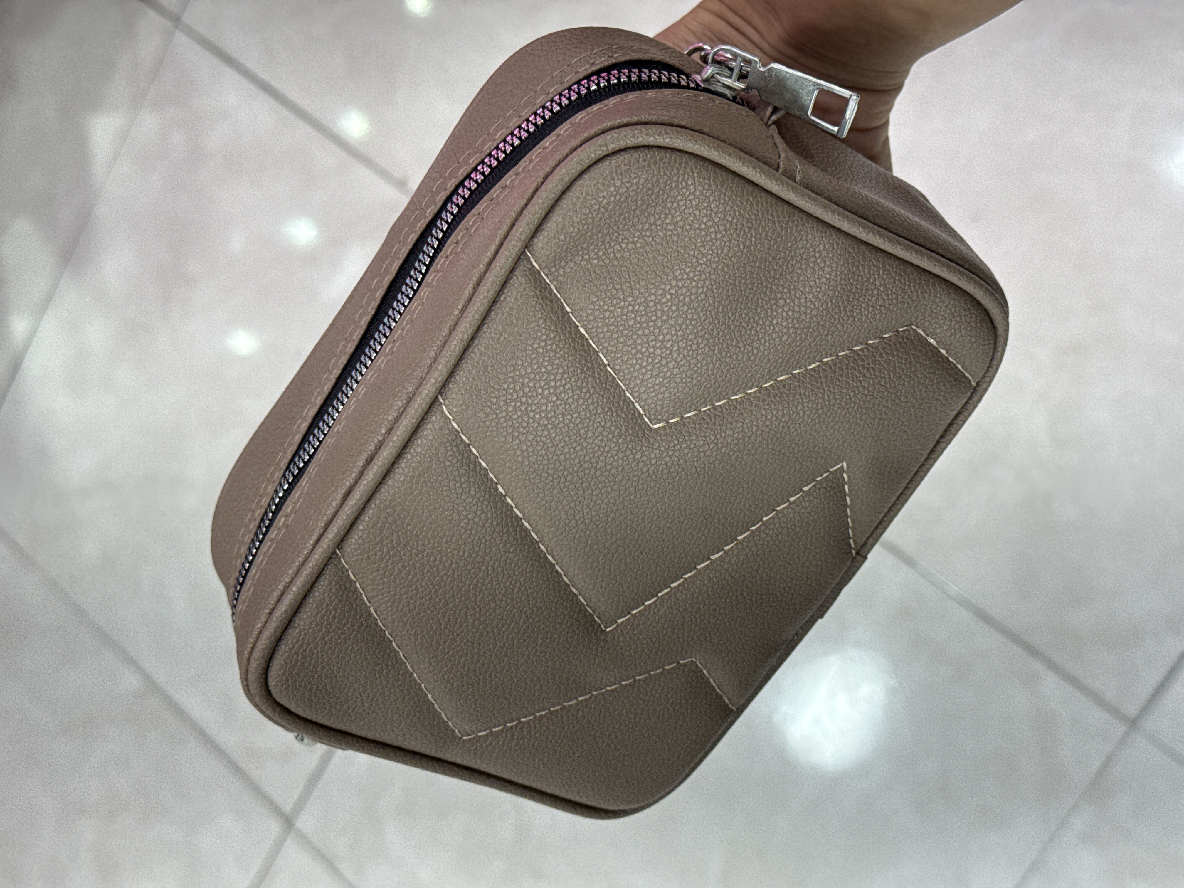 کیف چرمی اسپرت – مدل قهوهای طرحدار (کد ۵۷۴)