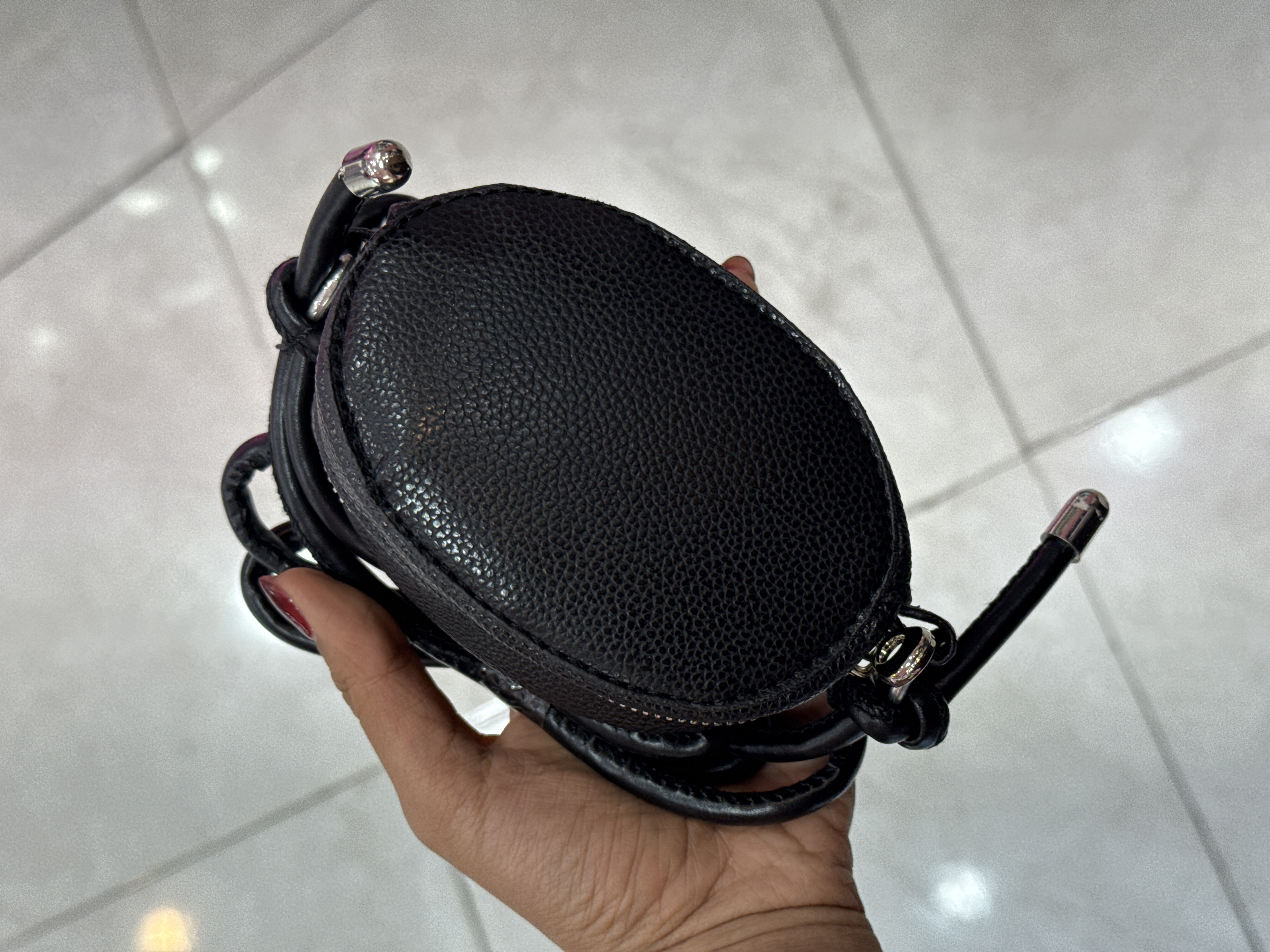 کیف چرمی اسپرت مشکی – مدل بیضی MIU MIU (کد ۶۳۵)