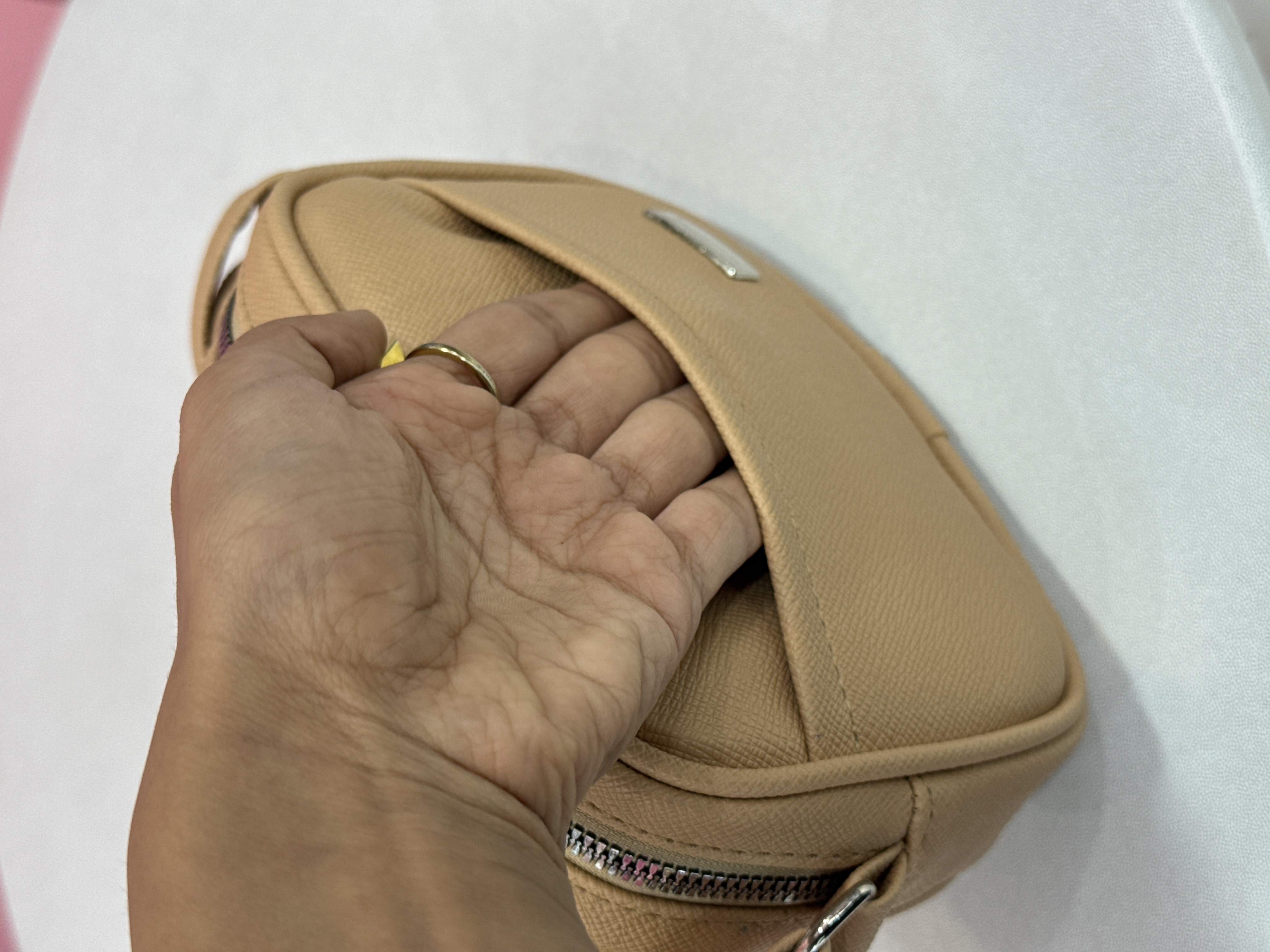 کیف زنانه دوشی – مدل کرمی مینیمال جیبدار (کد ۲۲۶)