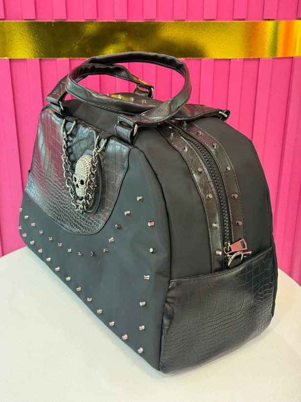 کیف زنانه چرمی – مدل کروکودیلی مشکی آویز اسکلت (کد ۵۵۳)
