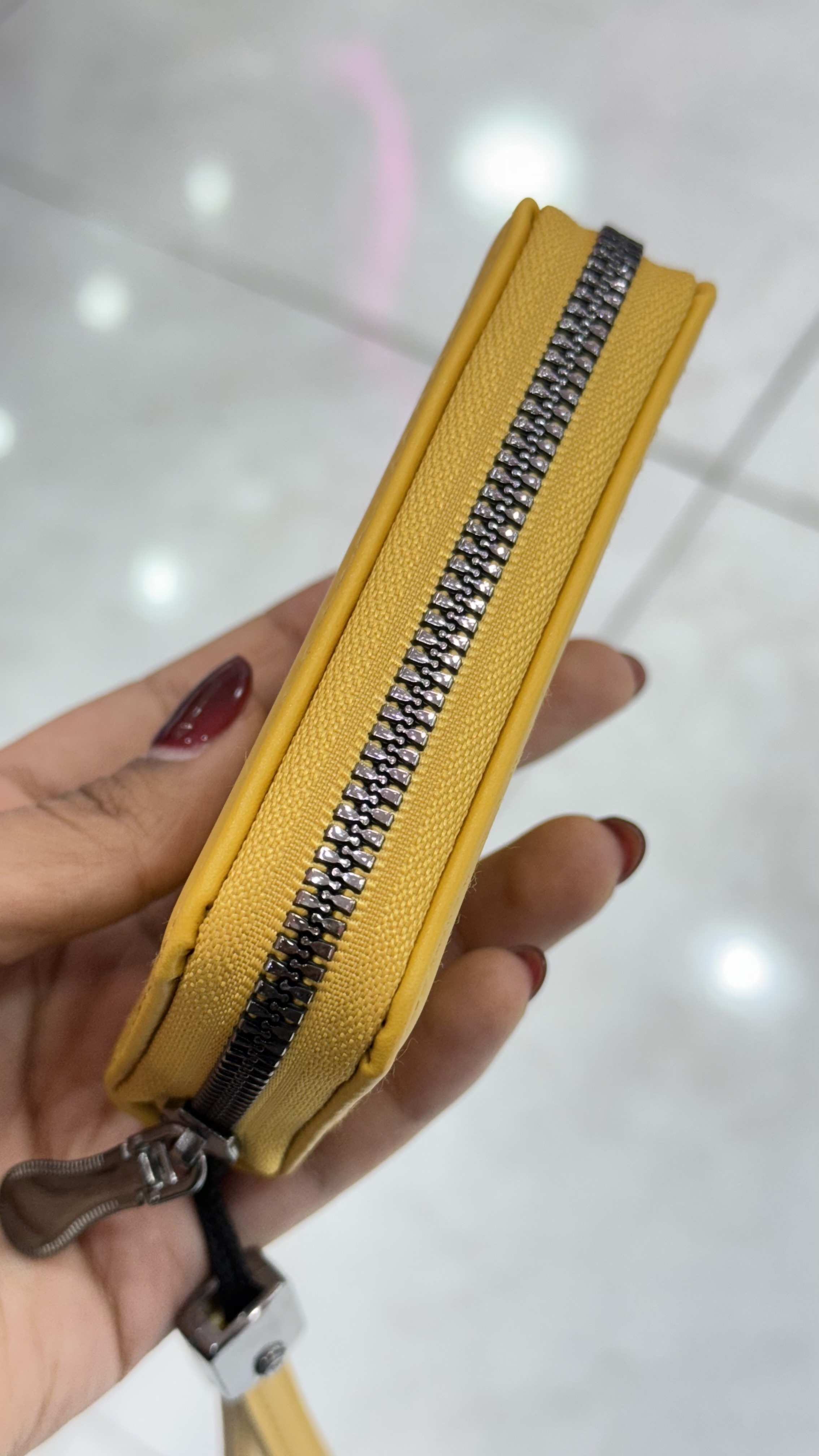 جاکارتی چرمی زنانه و مردانه برند Gucci رنگ خردلی با زیپ و بند دستی کد ۵