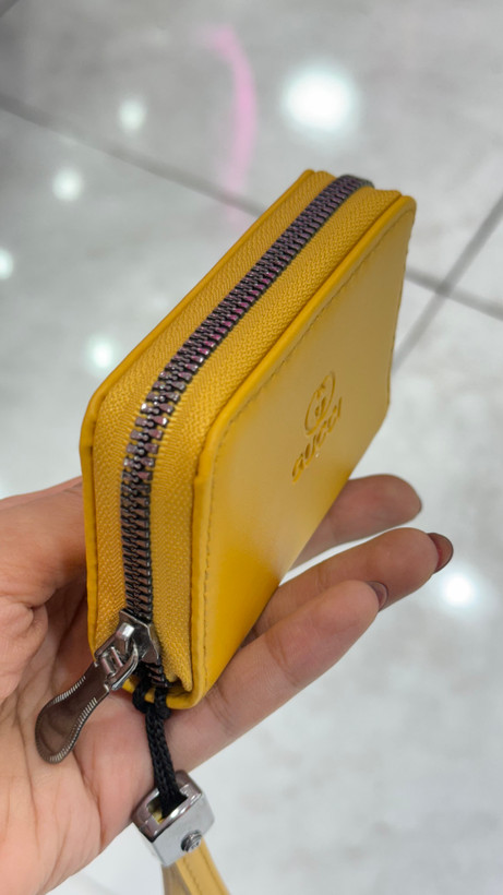 جاکارتی چرمی زنانه و مردانه برند Gucci رنگ خردلی با زیپ و بند دستی کد ۵